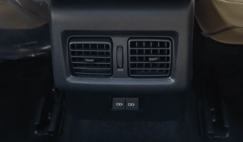 
2025 Toyota Camry LE 2.5L AT Hybrid (White) full									